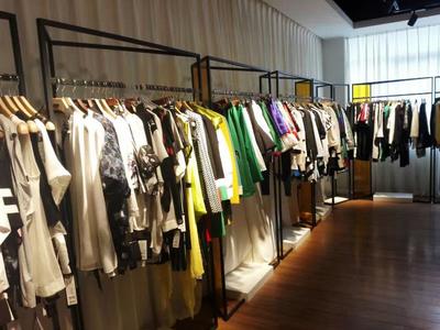 以卓越产品与暖心服务，赢得服装鞋帽零售市场